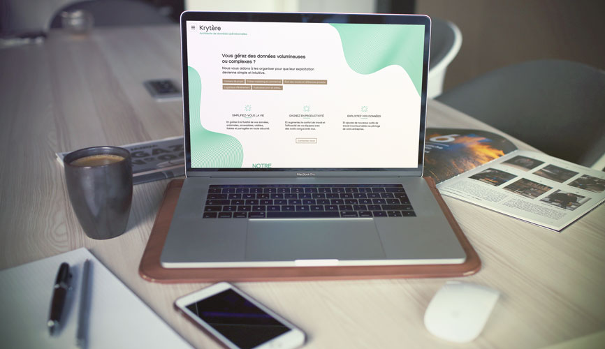 Ordinateur portable ouvert sur la page d'accueil du site Krytere