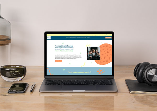 Ordinateur portable ouvert sur la page d'accueil de l'association St Joseph