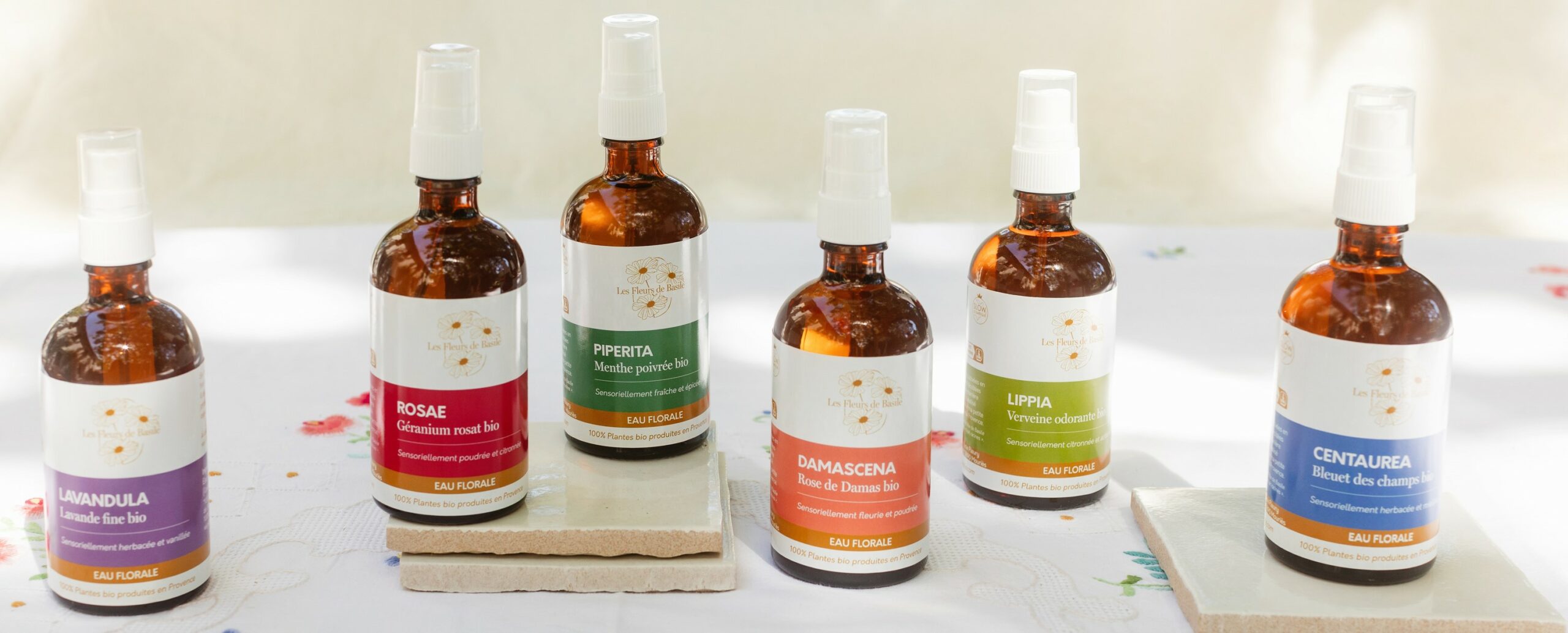 Flacons d'eaux florales avec la nouvelle identité graphique de la marque