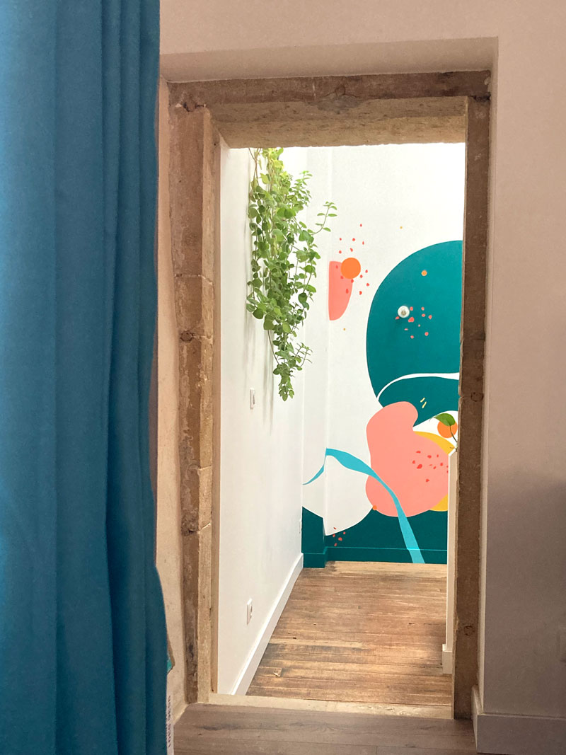 encadrement de porte avec découverte de la fresque